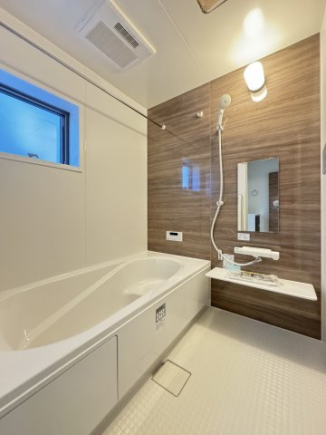 耐震+高品質でローコストの家：上東 限定1棟 の浴室|バスルーム　
雨の日のお洗濯にも大活躍な浴室乾燥機付！