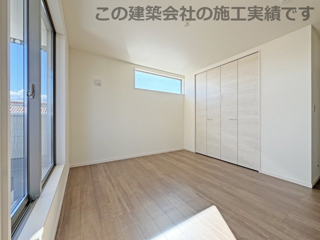 耐震+高品質でローコストの家：上東 限定1棟 の洋室|洋室　各居室に収納スペースを確保