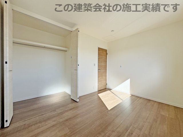 耐震+高品質でローコストの家：上東 限定1棟 の洋室|洋室　各居室に収納スペースを確保