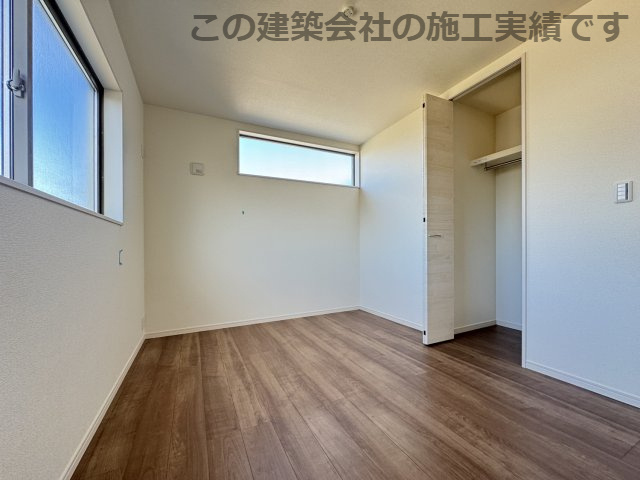 耐震+高品質でローコストの家：上東 限定1棟 の洋室|洋室　各居室に収納スペースを確保
