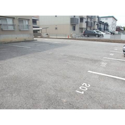 ファミールあすかの駐車場