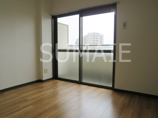 サンコーポラス坂本の居間・リビング|人気のフローリングです。