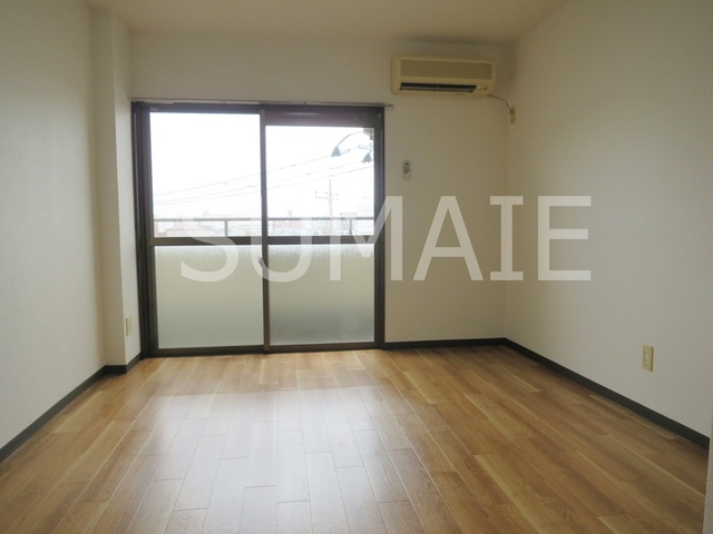 サンコーポラス坂本の居間・リビング|人気のフローリングです。