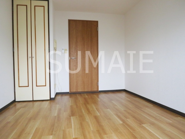 サンコーポラス坂本の居間・リビング|人気のフローリングです。