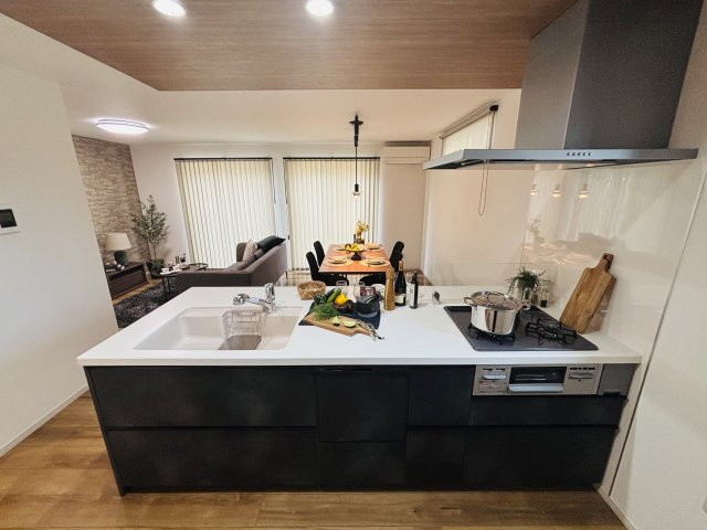 GRAFARE瀬戸市品野町5期｜名古屋市の戸建ならホームアップの居間・リビング|【売主施工例】南から陽射しが入り明るいリビング