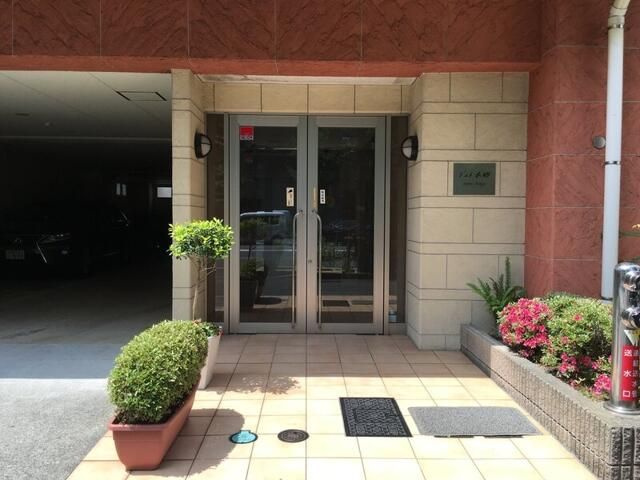 ジュネ本郷のエントランス