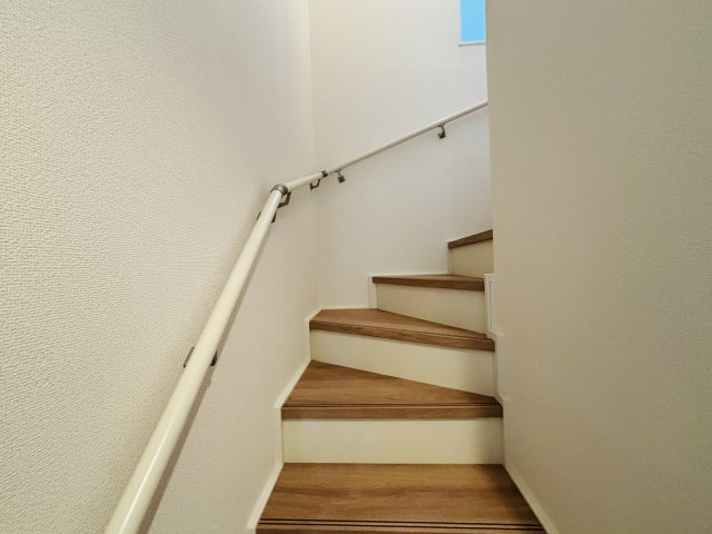 GRAFARE瀬戸市品野町5期｜名古屋市の戸建ならホームアップの内装|安心・安全の手すり付き階段