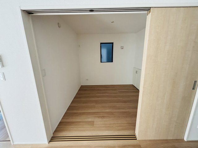 GRAFARE瀬戸市品野町5期｜名古屋市の戸建ならホームアップの洋室|リビング横の４．５帖洋室