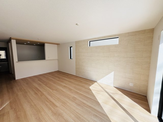 GRAFARE瀬戸市品野町5期｜名古屋市の戸建ならホームアップの居間・リビング|南から陽射しが入り明るいリビング