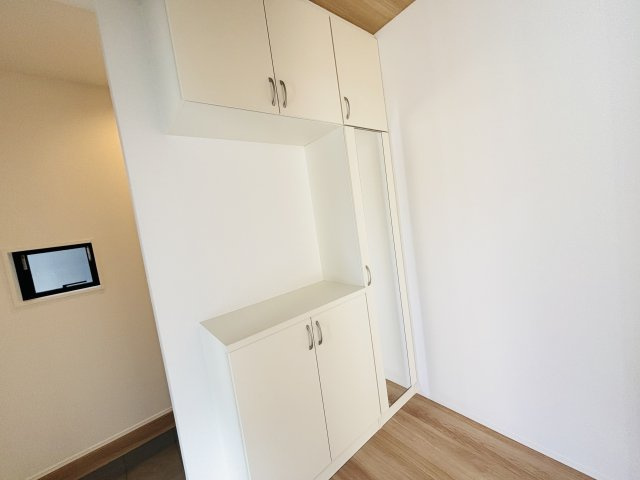 GRAFARE瀬戸市品野町5期｜名古屋市の戸建ならホームアップの玄関|収納力あるシューズボックス付き