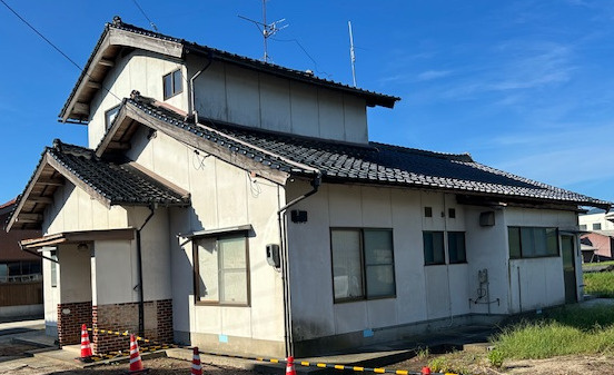 出雲市東福町の中古一戸建の外観|玄関は東向きです。