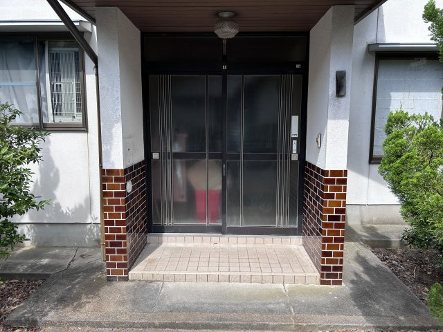 出雲市東福町の中古一戸建のその他|玄関に屋根があるので雨の日に助かります。