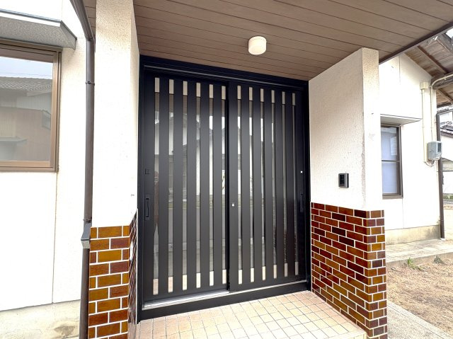 出雲市東福町の中古一戸建の玄関|玄関リシェントに取替え済み