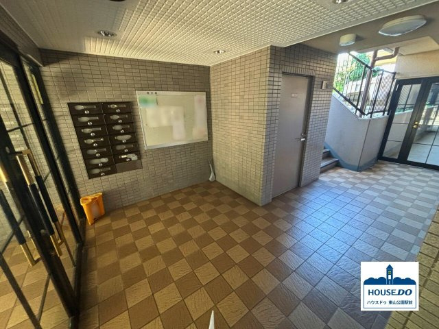 リノベーション済み！ダイアパレス藤ヶ丘北弐番館のロビー|シンプルながらも、ゆとりのある広さのロビーです