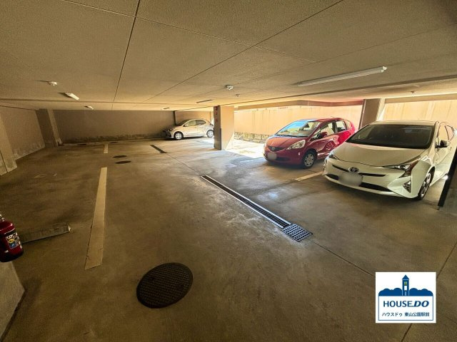 リノベーション済み！ダイアパレス藤ヶ丘北弐番館の駐車場|敷地内平面駐車場の様子