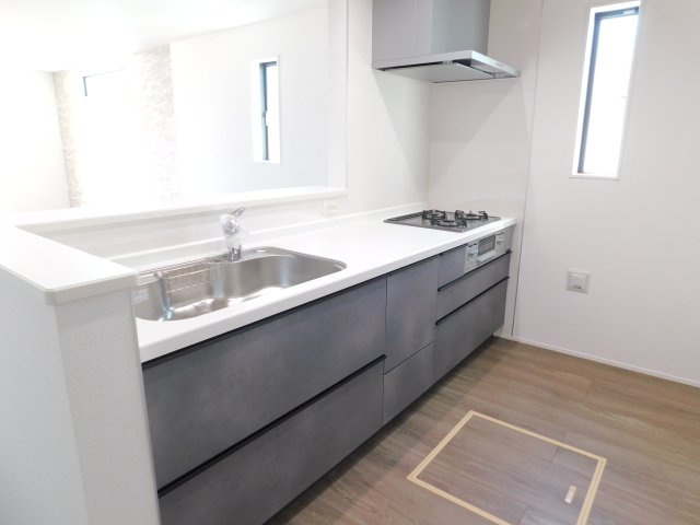 名古屋市西区見寄町の新築一戸建のキッチン|◇キッチン◇　　人気の対面式・人造大理石カウンター・浄水器付ハンドシャワー・静音仕様シンク・スローインクローズレール・薄型換気扇・前面コンセント完備・床下収納庫 　