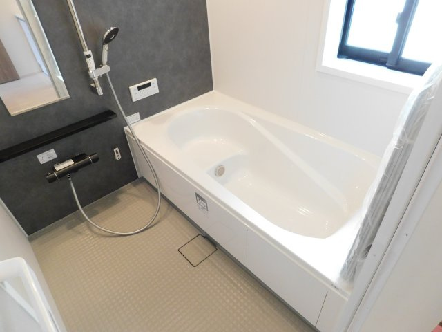 名古屋市西区見寄町の新築一戸建の浴室|◇浴室◇　　広い１坪サイズ（LIXIL）・浴室暖房乾燥機・保温浴槽・エコベンチ浴槽・スライドバーシャワー・マグネットラック・キレイサーモフロア・オートバス・バリアフリー