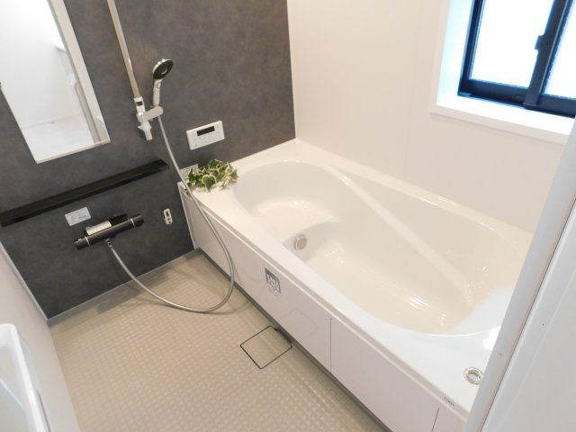 名古屋市西区見寄町の新築一戸建の浴室|◇浴室◇　　広い１坪サイズ（LIXIL）・浴室暖房乾燥機・保温浴槽・エコベンチ浴槽・スライドバーシャワー・マグネットラック・キレイサーモフロア・オートバス・バリアフリー