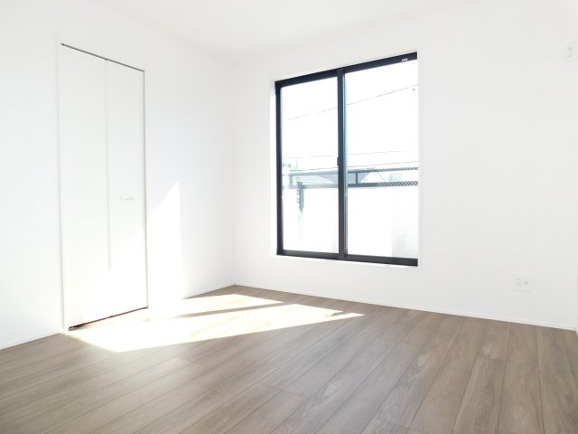 名古屋市西区見寄町の新築一戸建の洋室|◇洋室◇　　南面で明るい洋室７．２５帖　ウォークインクローゼット完備♪　バルコニー付き！