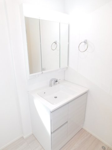 名古屋市西区見寄町の新築一戸建の独立洗面台|◇洗面脱衣室◇　　三面鏡シャワードレッサー・くもり止め仕様