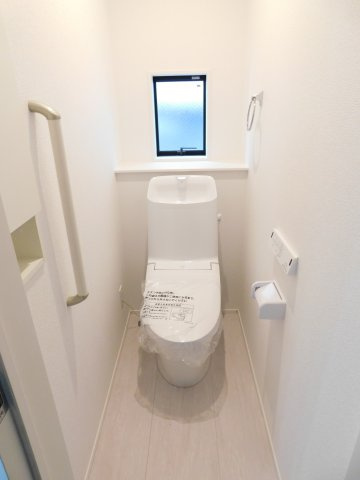 名古屋市西区見寄町の新築一戸建のトイレ|◇トイレ◇　　１・２階シャワートイレ　節水タイプ　収納完備　リモコンパネル付き