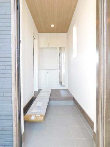 名古屋市西区見寄町の新築一戸建の玄関|◇玄関収納◇　　家族の履物がしっかり収納できるミラー付きシューズ収納！　