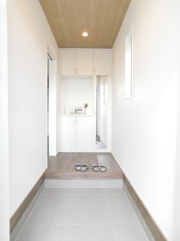 名古屋市西区見寄町の新築一戸建の玄関|◇玄関収納◇　　家族の履物がしっかり収納できるミラー付きシューズ収納！　