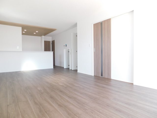 名古屋市西区見寄町の新築一戸建の居間・リビング|◇リビング◇　　南面で明るいリビング１８．７５帖　パントリー＆階段下収納完備！