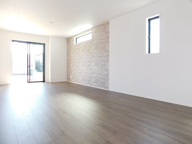 名古屋市西区見寄町の新築一戸建の居間・リビング|◇リビング◇　　南面で明るいリビング１８．７５帖　アクセントクロスに合わせたインテリアを楽しむことができます♪