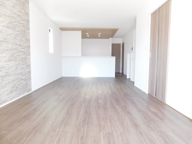 名古屋市西区見寄町の新築一戸建の居間・リビング|◇リビング◇　　南面で明るいリビング１８．７５帖　陽当り良好で明るい空間には自然と家族が集まります♪