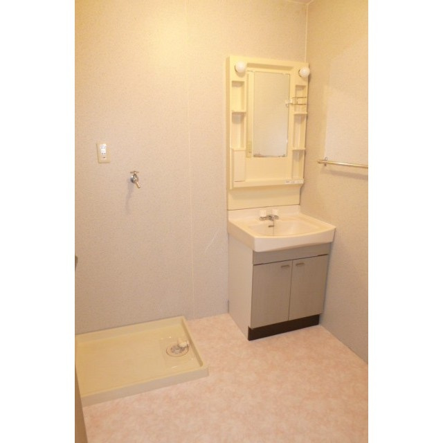 エステート宗崎【10,000円キャッシュバック対象物件】の洗面所|ゆったりとスペースのある洗面所