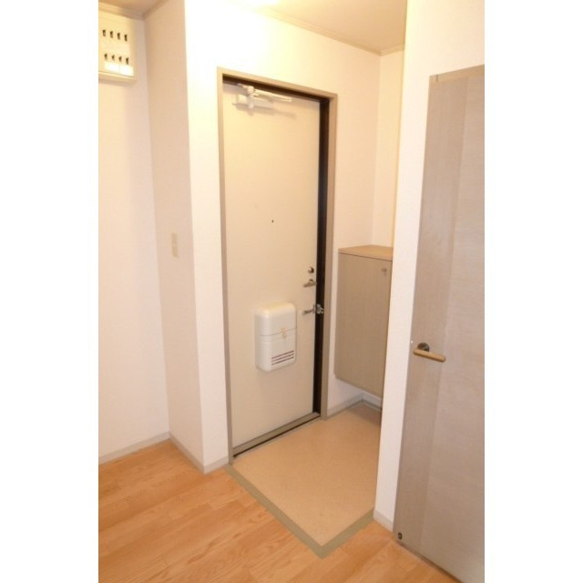 エステート宗崎【10,000円キャッシュバック対象物件】の玄関|明るい玄関です