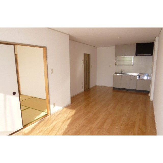 エステート宗崎【10,000円キャッシュバック対象物件】の居間・リビング|こちらの居間で趣味の時間をお楽しみください