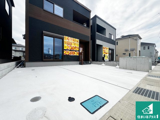 24(土)25(日)現地説明会　貝塚市東山　未入居　限定1邸の前面道路含む現地写真|周辺は閑静な住宅街！前面道路広々で車の出し入れも便利です。駐車が苦手な方でも安心して車庫入れできます！