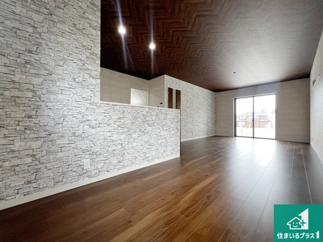 24(土)25(日)現地説明会　貝塚市東山　未入居　限定1邸の居間・リビング|日当たり良好の明るいリビングで朝の目覚めもスッキリできそう！対面キッチンでご家族のコミュニケーションも自然と増える設計！小さなお子様が遊ぶスペースを作っても広々とくつろげるLDK！