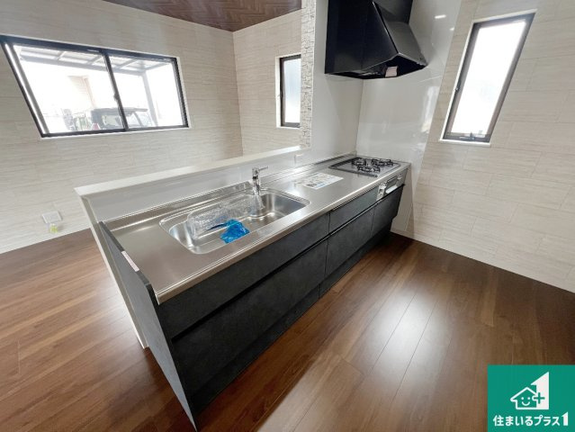 24(土)25(日)現地説明会　貝塚市東山　未入居　限定1邸のキッチン|リビングと統一感があり、使い勝手のいいキッチン。広々としているので、二人並んで作業が出来ちゃいます。お子様と一緒に色々なお料理に挑戦できるスペースがあります。