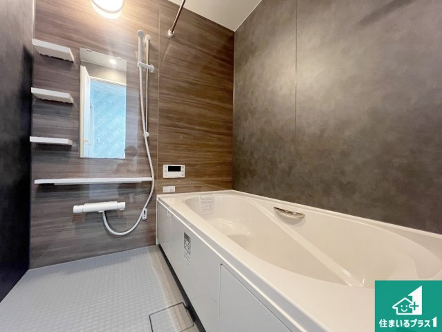 24(土)25(日)現地説明会　貝塚市東山　未入居　限定1邸の浴室|足をゆったり伸ばして寛げる浴槽です。窓が設けられていますので差し込む光が明るく穏やかな雰囲気にしてくれます♪浴室乾燥機も設置しているので、雨の日の洗濯物も安心です♪