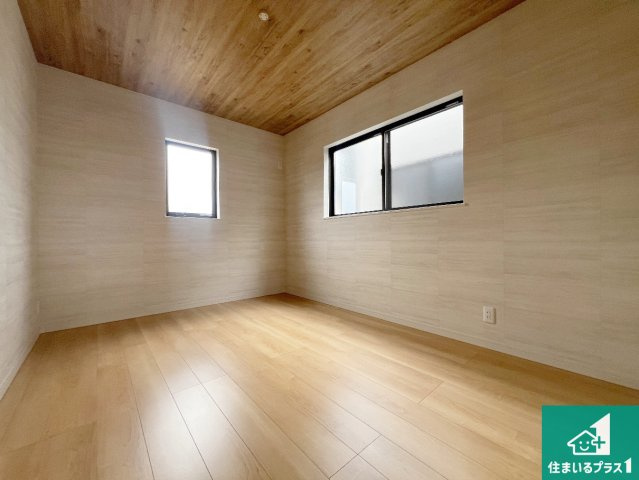 24(土)25(日)現地説明会　貝塚市東山　未入居　限定1邸の洋室|シンプルな洋室は、自分好みのインテリアが楽しめます♪ご家族とインテリアや家具を選びに行くのは購入時の醍醐味の一つです。ぜひお楽しみください♪