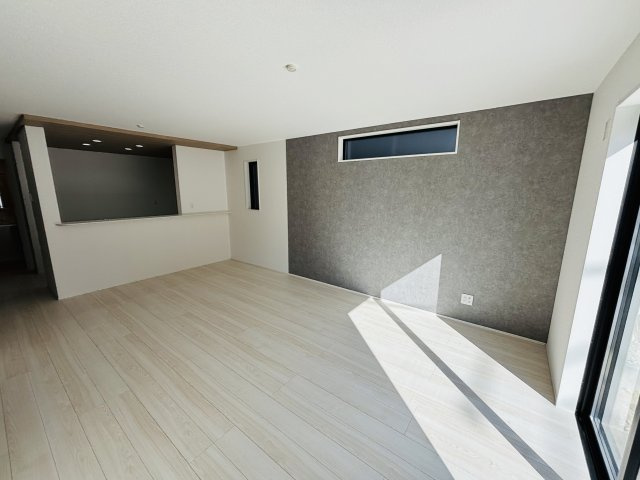 GRAFARE瀬戸市品野町5期｜名古屋市の戸建ならホームアップの居間・リビング|南から陽射しが入り明るいリビング