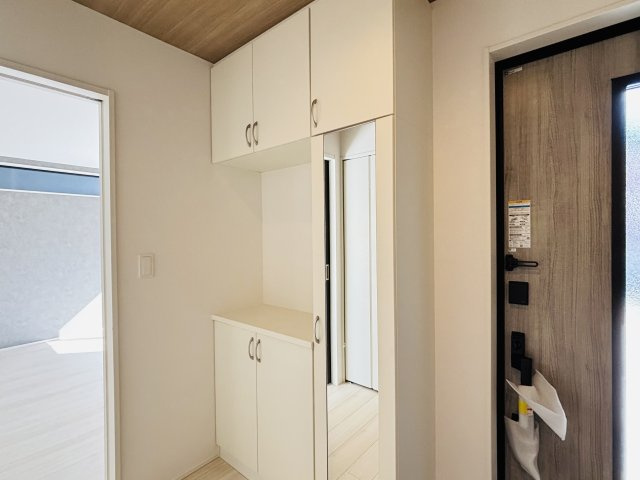 GRAFARE瀬戸市品野町5期｜名古屋市の戸建ならホームアップの玄関|収納力あるシューズボックス付き