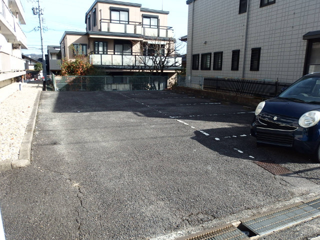 コーポラス戸松の駐車場