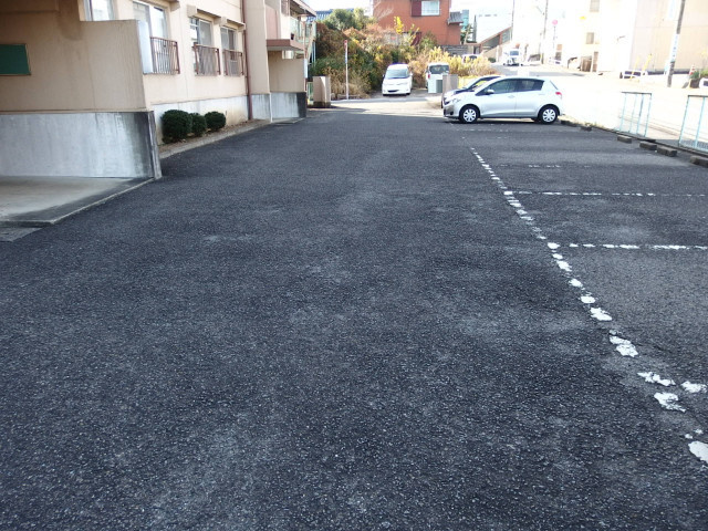 コーポラス戸松の駐車場