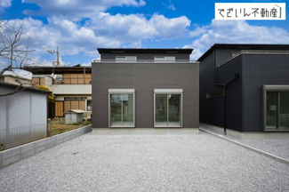 【外観】 | ≪1号棟≫街並みに馴染む、シンプルで洗練された佇まい。暮らしにちょっとした遊び心を添えてくれるお家です。
現地(2026年3月撮影)