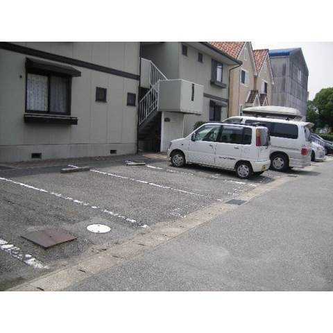 ドミール・シバタＡ棟の駐車場