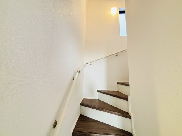 GRAFARE瀬戸市品野町5期｜名古屋市の戸建ならホームアップの内装|【売主施工例】安心・安全の手すり付き階段