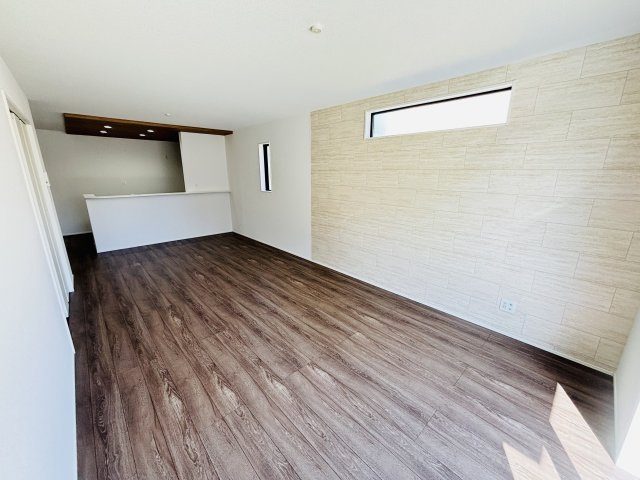 GRAFARE瀬戸市品野町5期｜名古屋市の戸建ならホームアップの居間・リビング|【売主施工例】南から陽射しが入り明るいリビング