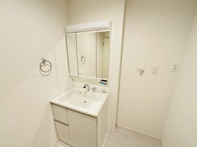 GRAFARE瀬戸市品野町5期｜名古屋市の戸建ならホームアップの独立洗面台|【売主施工例】三面鏡で朝の身支度に最適