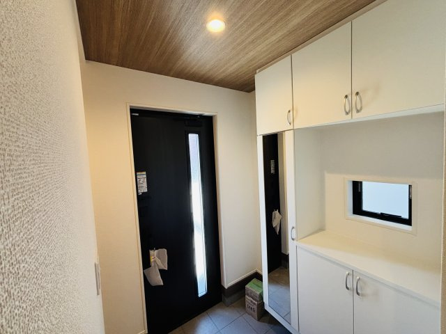 GRAFARE瀬戸市品野町5期｜名古屋市の戸建ならホームアップの玄関|収納力あるシューズボックス付き