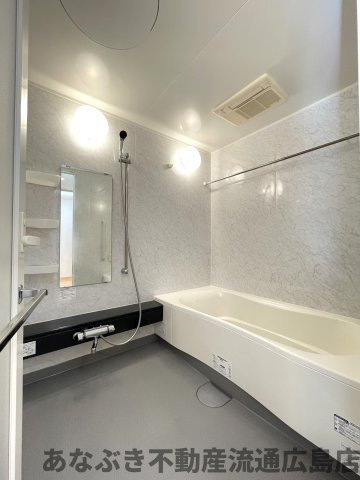 ヴィラージュ海田「緑彩の街」の浴室|親子での入浴や、身体を洗う動作も楽にできるゆったりできる1620サイズ、安心のバリアフリー設計です。