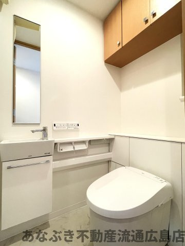 ヴィラージュ海田「緑彩の街」のトイレ|来客時などに嬉しい手洗いカウンター付き。すっきりと見えるタンクレストイレです！